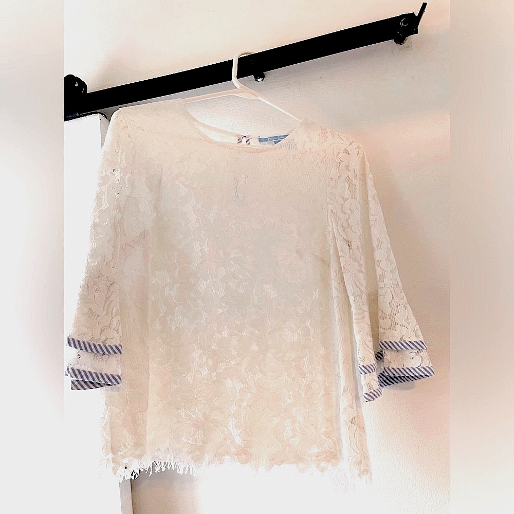 Draper James white lace 3/4 ruffle sleeves, blue-white seersucker trim EUC